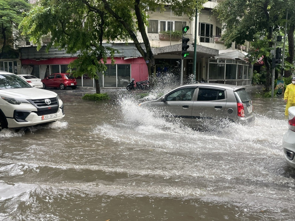 Ngập ở ngã tư Phan Bội Châu-Lý Thường Kiệt, quận Hoàn Kiếm. (Ảnh: An Đăng/TTXVN)