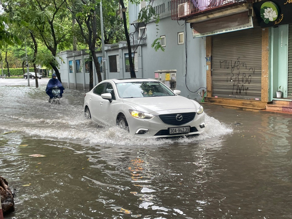 Mưa lớn liên tục, kéo dài từ rạng sáng ngày 24/6 đến đầu giờ đi làm đã khiến nhiều tuyến phố ở nội thành Hà Nội bị ngập nặng. (Ảnh: An Đăng/TTXVN)