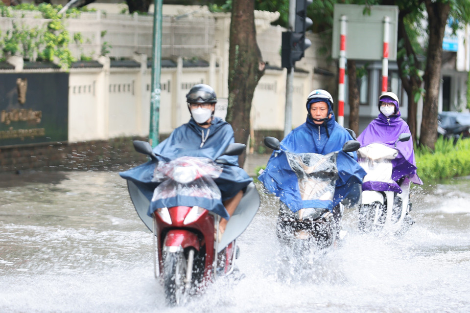 Lại thêm 1 sáng đầu tuần, người người lại được một phen "đội mưa, lội nước" đến công sở. (Ảnh: An Đăng/TTXVN)