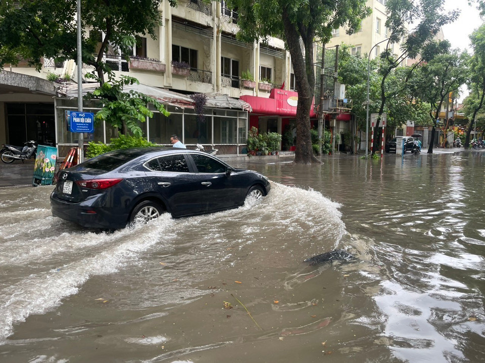 Ngập trên phố Phan Bội Châu, quận Hoàn Kiếm. (Ảnh: An Đăng/TTXVN)