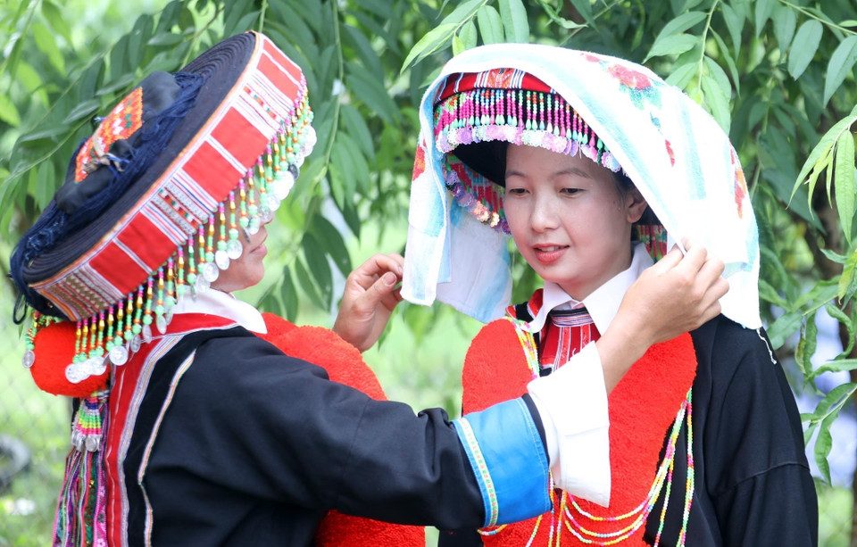 Lũng Slàng là thôn 100% người dân tộc Dao sinh sống với phong tục đám cưới rất đặc sắc. Trang phục cô dâu là áo tự thêu, chú rể mặc áo chàm đội mũ nồi (hoặc cuốn vải chàm) cùng với âm thanh của tiếng kèn đặc trưng của dân tộc. (Ảnh: Anh Tuấn/TTXVN)