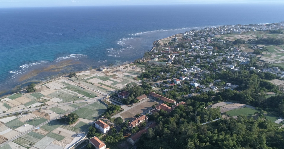 Huyện đảo Lý Sơn cách đất liền 15 hải lý (khoảng 27 km) và bao gồm đảo Lớn, đảo Bé, hòn Mù Cu. Trong đó, đảo Bé (hay còn gọi là đảo An Bình) là một hòn đảo có diện tích rất nhỏ với 0.69 km2 và nằm cách đảo Lớn khoảng 7 km. (Ảnh: Tùng Lâm/Vietnam+)