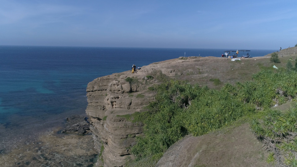 Chỉ mất chưa đầy 15 phút từ trung tâm huyện đi dọc theo con đường nhựa dưới chân núi Thới Lới về phía đông bắc, với hai bên đường là những vuông hành, tỏi xanh rì là đến bãi biển- nơi Hang Câu hiện hữu. (Ảnh: Tùng Lâm/Vietnam+)