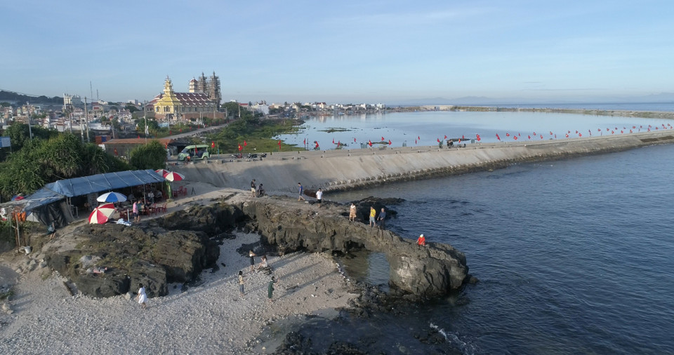 Cổng Tò Vò là địa danh rất thu hút du khách khi đặt chân đến đảo Lý Sơn. Cổng cao khoảng 2,5 m, hình thành từ sự phun trào của núi lửa cách đây hàng triệu năm. (Ảnh: Tùng Lâm/Vietnam+)