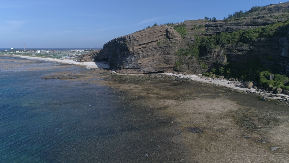 Nơi đây không khí rất trong lành, gió thổi lồng lộng và sóng biển quanh năm vỗ vào ghềnh đá-được tạo thành từ nham thạch, cao hàng trăm mét, trông rất nên thơ và hùng vĩ. (Ảnh: Tùng Lâm/Vietnam+)