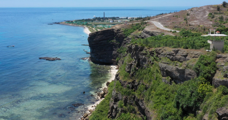 Núi Thới Lới - Đảo Lý Sơn là 1 trong 5 ngọn núi lửa độc đáo đã tắt từ lâu của huyện Đảo, cao gần 170m so với mặt nước biển. Ít ai biết rằng huyện đảo Lý Sơn, tỉnh Quảng Ngãi có lịch sử hình thành thời tiền sử, trên 5 ngọn núi lửa. (Ảnh: Tùng Lâm/Vietnam+)