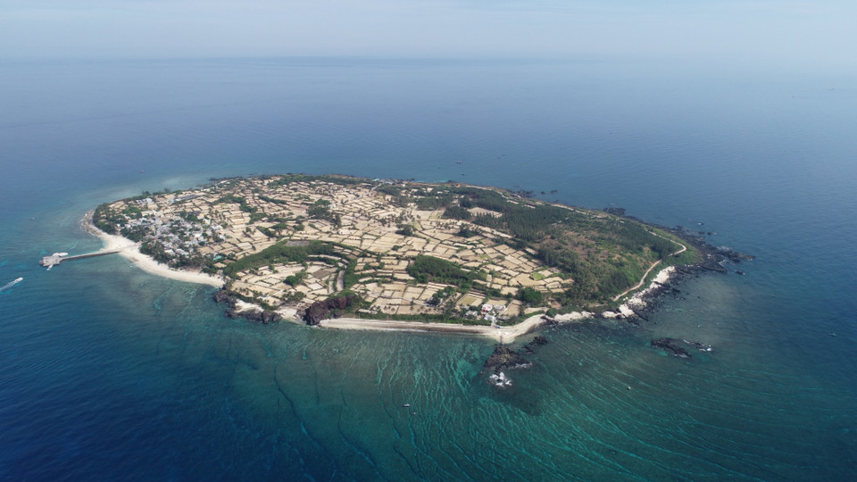 Đảo Bé Lý Sơn được mệnh danh là 'Maldives của Việt Nam', sở hữu nước biển trong xanh nhìn thấy tận đáy, bãi cát trắng mịn cùng những rặng san hô rực rỡ sắc màu thu hút du khách tắm biển và chụp hình sống ảo. (Ảnh: Tùng Lâm/Vietnam+)