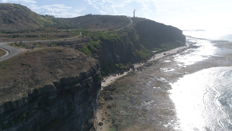 Hang Câu được sóng và gió biển bào mòn, 'khoét sâu' vào lòng núi và hình thành cách nay hàng ngàn năm từ nham thạch. Khung cảnh ở đây còn khá hoang sơ nhưng mang một vẻ đẹp rất thơ mộng, quyến rũ hút hồn du khách. (Ảnh: Tùng Lâm/Vietnam+)