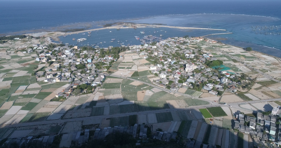 Hiện trên đảo có khoảng hơn 22.000 người sinh sống. Ngoài nghề đánh bắt hải sản, hòn đảo này còn nổi tiếng với nhiều sản phẩm nông nghiệp. (Ảnh: Tùng Lâm/Vietnam+)