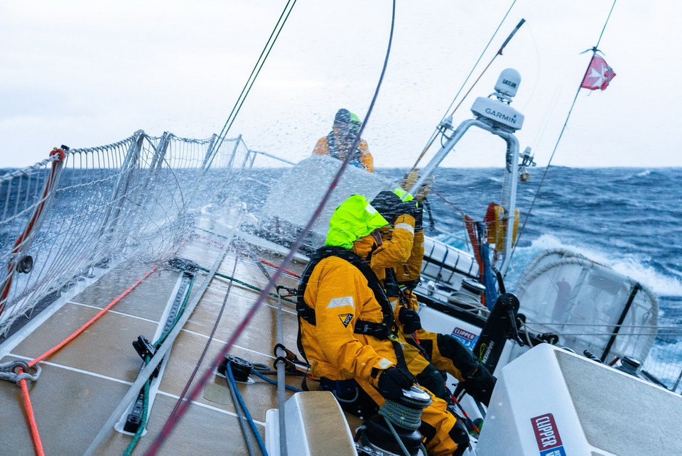 Cuộc đua Thuyền buồm vòng quanh thế giới mùa giải 2023-2024 với gần 400 thủy thủ trên 11 thuyền buồm được chia làm 8 chặng với 16 cuộc đua riêng lẻ và 6 lần vượt đại dương.