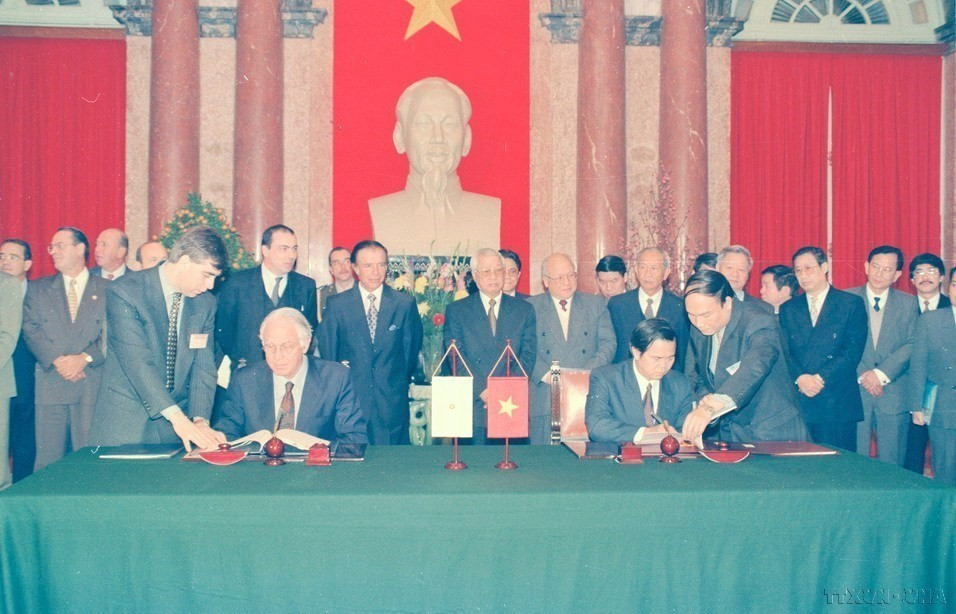 Thủ tướng Võ Văn Kiệt và Tổng thống Argentina Carlos Saúl Menem chứng kiến lễ ký hiệp định hợp tác nông nghiệp và công nông nghiệp giữa hai chính phủ. (Ảnh: Kim Hùng/TTXVN)