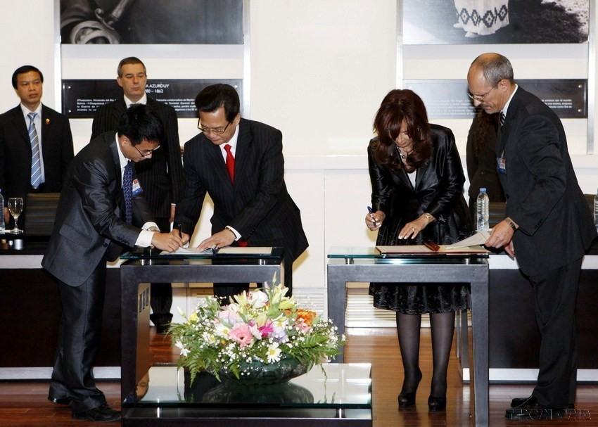 Thủ tướng Nguyễn Tấn Dũng và Tổng thống Argentina Cristina Fernandez de Kirchner ký Tuyên bố chung, nâng cấp quan hệ hai nước lên thành Đối tác Toàn diện, ngày 16/4/2010, trong chuyến thăm chính thức Argentina. (Ảnh: Đức Tám/TTXVN)