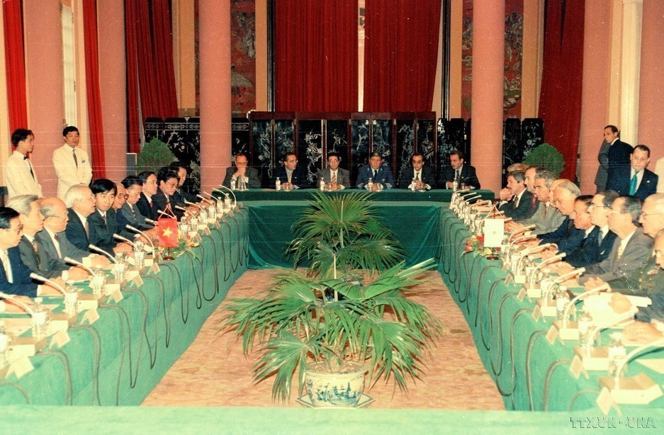 Thủ tướng Võ Văn Kiệt hội đàm với Tổng thống Argentina Carlos Saúl Menem trong chuyến thăm hữu nghị chính thức Việt Nam, ngày 17/2/1997, tại Hà Nội. (Ảnh: Kim Hùng/TTXVN)