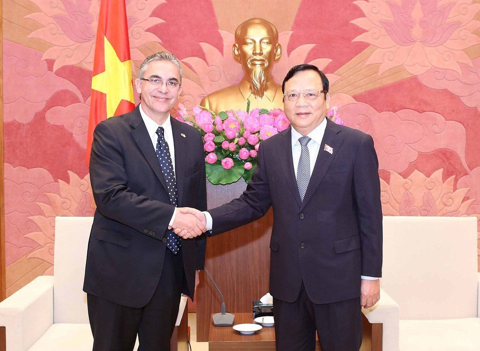 Phó Chủ tịch Quốc hội Huỳnh Ngọc Sơn tiếp Đoàn đại biểu Liên minh cầm quyền cánh tả Mặt trận vì Thắng lợi (FPV) Argentina, do ông Remo Carlotto, Chủ nhiệm Ủy ban Nhân quyền Hạ viện Liên bang làm trưởng đoàn (2015). (Ảnh: Phương Hoa/TTXVN)