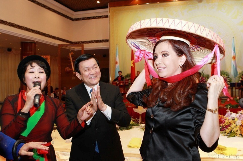 Chủ tịch nước Trương Tấn Sang và Tổng thống Cộng hòa Argentina Cristina Fernandez de Kirchner cùng với diễn viên Nhà hát Ca Múa Nhạc Việt Nam (21/1/2013). (Ảnh: Nguyễn Khang/TTXVN) 