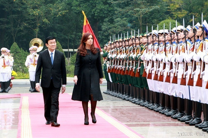 Chủ tịch nước Trương Tấn Sang và Tổng thống Argentina Cristina Fernandez de Kirchner duyệt Đội danh dự Quân đội Nhân dân Việt Nam (21/1/2013). (Ảnh: Nguyễn Khang/TTXVN)