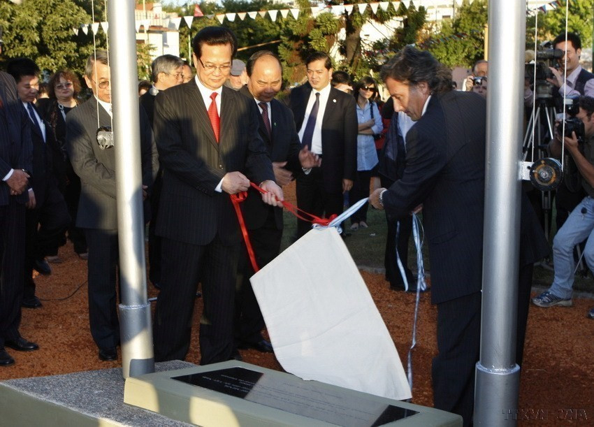 Thủ tướng Nguyễn Tấn Dũng chủ trì Lễ khởi công xây dựng Tượng đài Hồ Chí Minh, ngày 16/4/2010, tại Công viên Việt Nam ở Thủ đô Buenos Aires, Argentina. (Ảnh: Đức Tám/TTXVN)