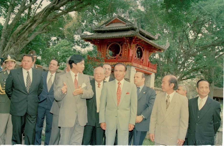 Tổng thống Argentina Carlos Saúl Menem tham quan Văn Miếu quốc tử giám, Hà Nội (1997). (Ảnh: TTXVN)