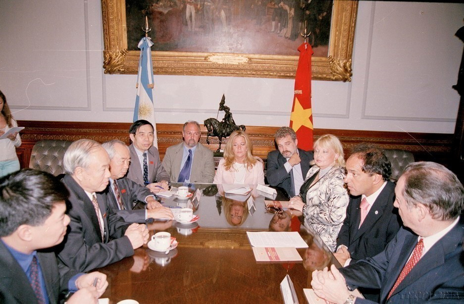 Phó Tổng thống kiêm Chủ tịch Thượng viện Argentina Daniel Osvaldo Scioli tiếp Chủ tịch Quốc hội Nguyễn Văn An trong chuyến trong chuyến thăm chính thức Argentina (2006). (Ảnh: Trí Dũng/TTXVN)