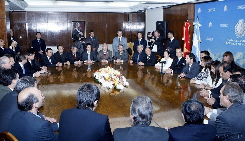 Thủ tướng Nguyễn Tấn Dũn gặp Quyền Thống đốc bang Buenos Cristian Racondo trong chuyến thăm chính thức Argentina (2010). (Ảnh: Đức Tám/TTXVN)