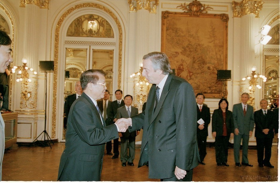 Tổng thống Argentina Néstor Carlos Kirchner đón Chủ tịch nước Trần Đức Lương trong chuyến thăm Argentina (2004). (Ảnh: Nguyễn Khang/TTXVN)