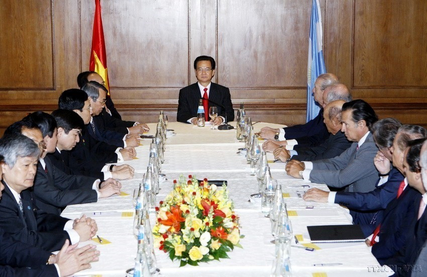 Thủ tướng Nguyễn Tấn Dũng gặp các doanh nghiệp hàng đầu Argentina trong chuyến thăm chính thức Argentina (2010). (Ảnh: Đức Tám/TTXVN)