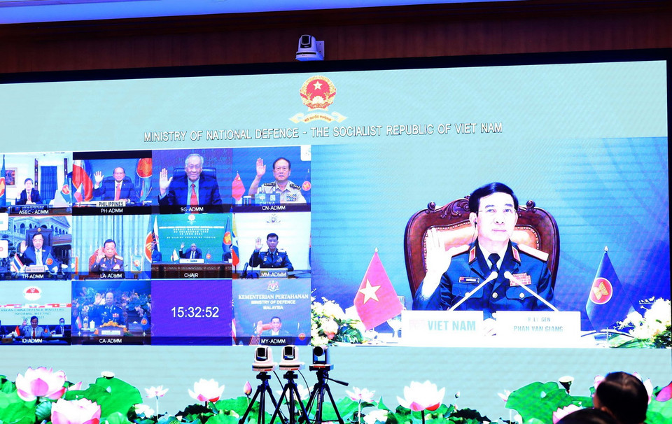 Trong ảnh: Quang cảnh cuộc gặp trực tuyến giữa Bộ trưởng Quốc phòng các nước ASEAN và Bộ trưởng Quốc phòng Trung Quốc Ngụy Phường Hòa. (Ảnh: Trọng Đức/TTXVN)