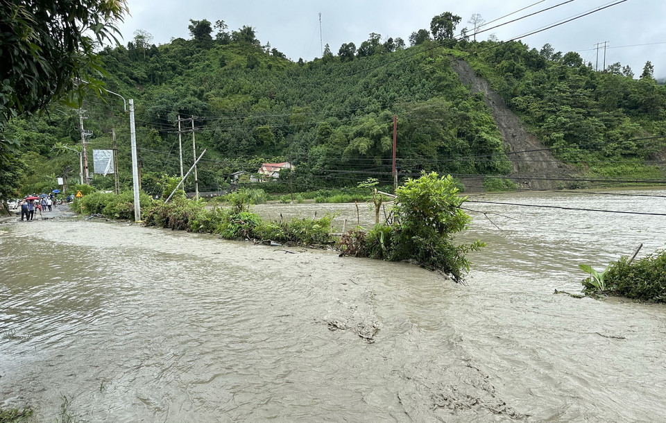 Một lượng lớn nước xả của hồ chứa làm ngập hoa màu của người dân khu vực xã Tả Phời. (Ảnh: Quốc Khánh/TTXVN)