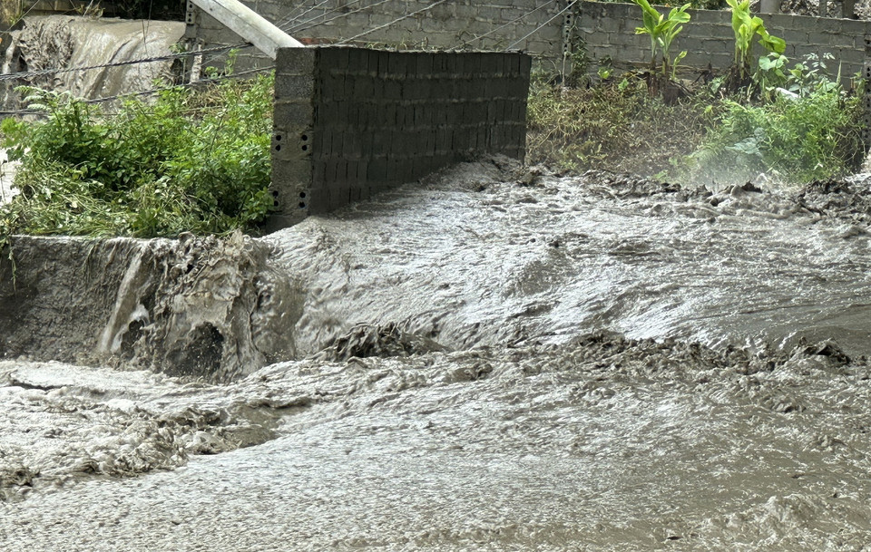 Một lượng lớn nước xả của hồ chứa bùn đuôi quặng chảy ra dòng suối ảnh hưởng đến môi trường. (Ảnh: Quốc Khánh/TTXVN)
