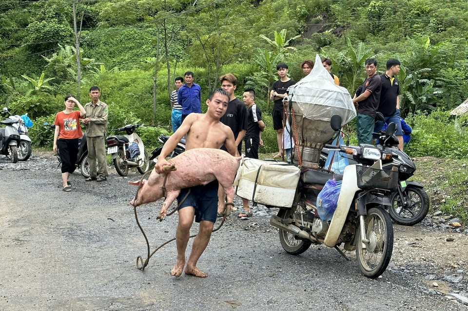 Người dân di dời tài sản. (Ảnh: Quốc Khánh/TTXVN)