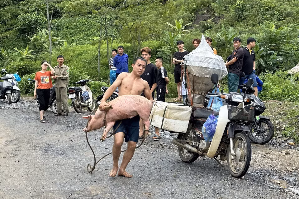 Người dân di dời tài sản. (Ảnh: Quốc Khánh/TTXVN)