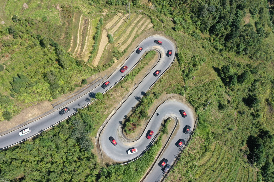 Suốt chặng là những con đường nhỏ chênh vênh rạch ngang lưng núi, khung cảnh có phần hoang sơ hơn và không thiếu những hẻm vực hay đèo dốc mạo hiểm. Như một nét vẽ kỳ diệu của tạo hóa, những con dốc chữ M trên cung đường khám phá cao nguyên đá có thể khiến bất cứ ai ngơ ngẩn nếu một lần đặt chân tới Hà Giang.