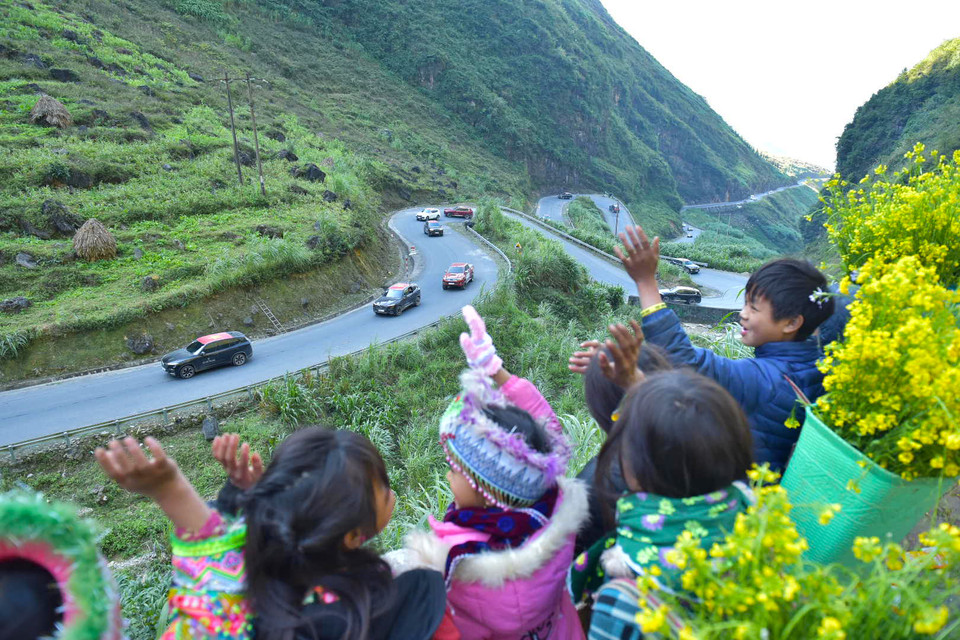 Một thách thức khác tại dốc Thẩm Mã với những đường cong ấn tượng trên đoạn đường từ thị trấn Yên Minh lên xã Phố Cáo (huyện Đồng Văn). Dốc Thẩm Mã (thử sức ngựa) với những đoạn lên xuống đột ngột là rào cản rất khó khăn nhưng cũng đầy hấp dẫn của Hà Giang dành cho các tay lái.