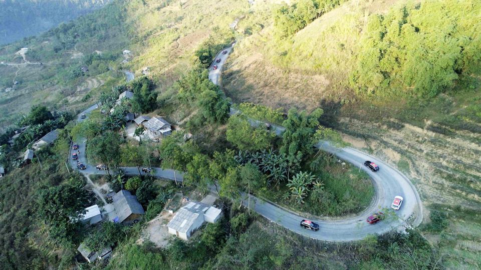 Con đèo huyền thoại Bắc Sum đi lên cổng trời Quản Bạ chào đón “đoàn xe Quốc kỳ”. Con đèo mềm mại vươn lên theo sườn núi, với khí hậu thay đổi liên tục, lúc thì trong mây, lúc trong nắng, nhiệt độ tăng giảm dù chỉ cách nhau vài cây số.