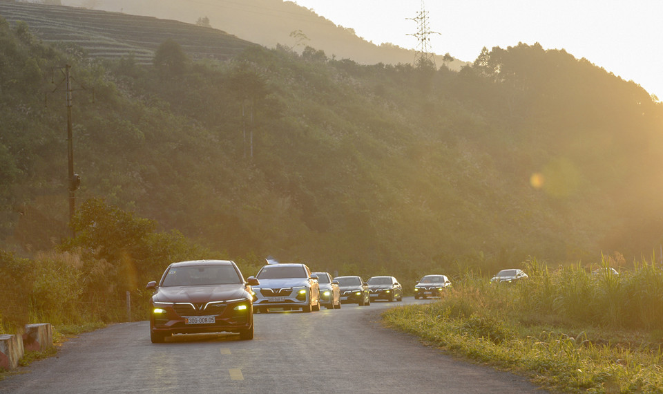 Trong ánh bình minh trên cao nguyên đá, dàn xe VinFast Lux nổi bật với “đôi mắt hí” đặc trưng.