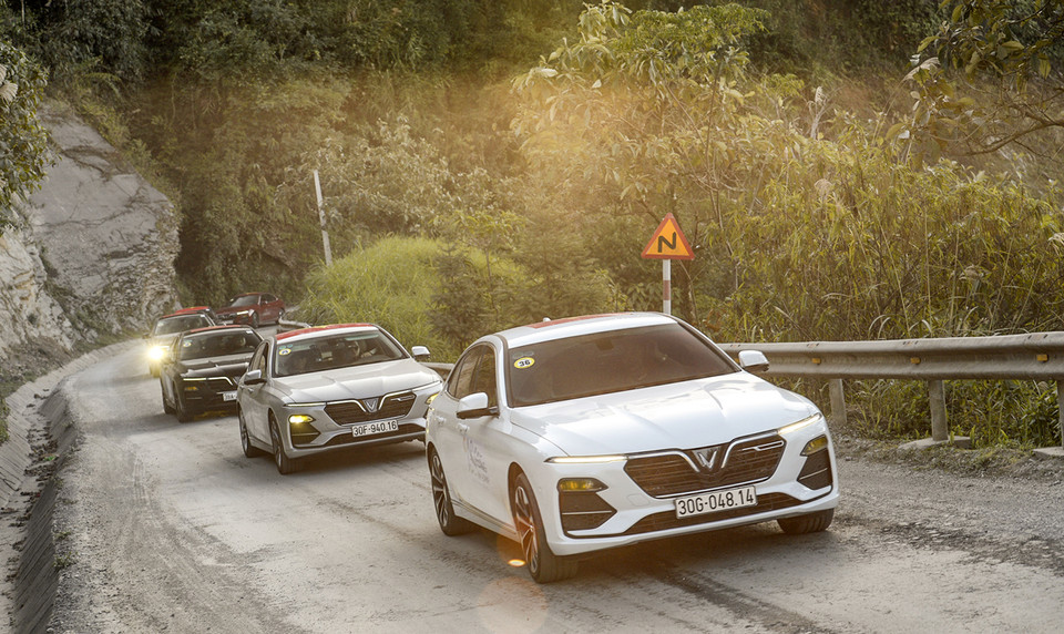 Từ đây, xe VinFast liên tiếp được thử thách bởi những con đường uốn lượn cứ thế nối nhau kéo dài bất tận. Giữa những vách đá tai mèo xám ngắt, con đường nổi bật thách thức tay lái người lữ hành. “Lái xe qua những khúc cua đầy thử thách như thế này mới thấy hết được giá trị các tính năng an toàn cao của VinFast,” chuyên gia ôtô Nguyễn Thanh Hải trực tiếp cầm lái chiếc SA2.0 trong hành trình nhận xét.