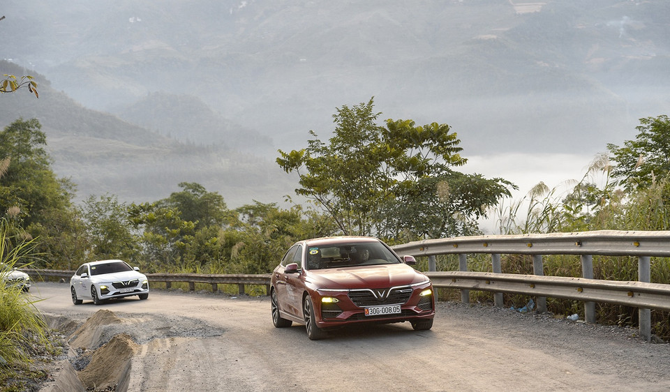 Gần như suốt dọc đường, đoàn caravan đi giữa một bên là vách đá tai mèo dựng đứng, một bên là vực thẳm. Nhà báo Trương Anh Ngọc tham gia chuyến đi không giấu được sự tự hào: “Khung cảnh Hà Giang qua ô cửa VinFast đẹp không khác gì Thụy Sĩ mùa Thu.”