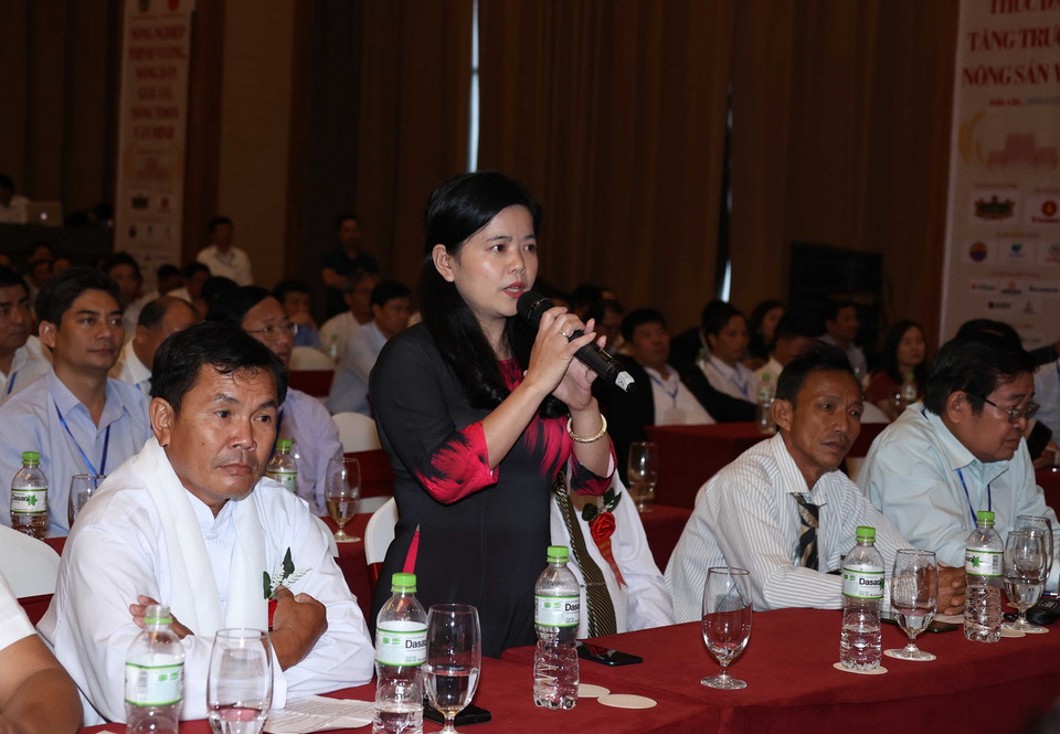 Đại biểu nông dân dự hội nghị đặt câu hỏi với Thủ tướng Nguyễn Xuân Phúc. (Ảnh: Thống Nhất/TTXVN)