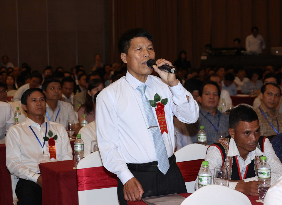 Đại biểu nông dân dự hội nghị đặt câu hỏi với Thủ tướng Nguyễn Xuân Phúc. (Ảnh: Thống Nhất/TTXVN)