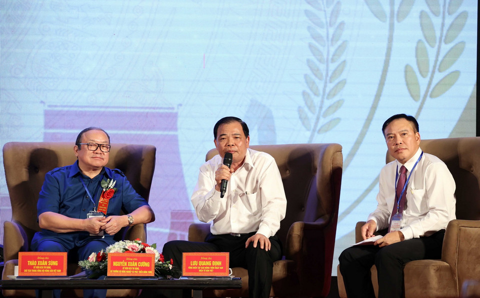 Bộ trưởng Bộ Nông nghiệp và Phát triển Nông thôn Nguyễn Xuân Cường trả lời câu hỏi của nông dân tại buổi đối thoại. (Ảnh: Thống Nhất/TTXVN)