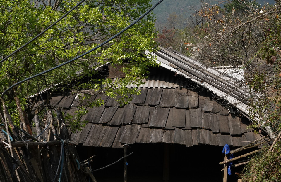  Nhà người Mông thường là nhà trệt, mái thấp. Dù ngôi nhà đó to hay nhỏ nhưng đều phải có đủ 3 gian và tối thiểu một ngôi nhà ít nhất phải có đủ 2 cửa, trong đó có một cửa chính và một cửa phụ. (Ảnh: Tuấn Anh/TTXVN)