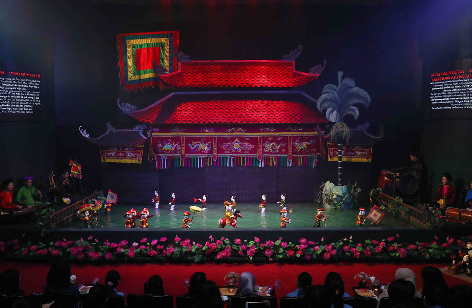 Múa rối nước là một di sản văn hóa phi vật thể tiêu biểu của Việt Nam. Và vì thế, có thể nói rằng biết và hiểu về múa rối nước cũng chính là biết và hiểu về văn hóa và con người Việt Nam. (Ảnh: Phạm Kiên/TTXVN)