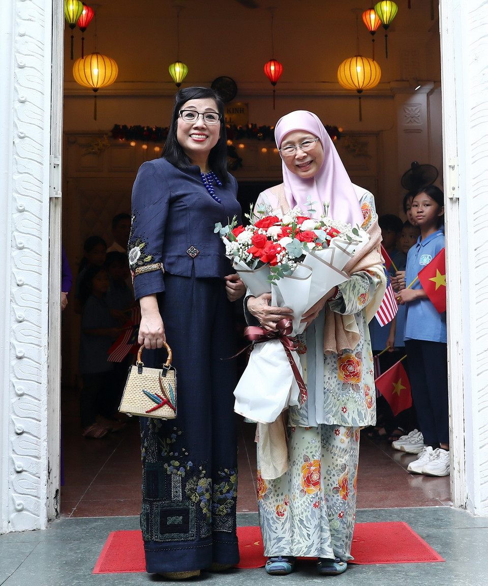 Phu nhân Thủ tướng Việt Nam Lê Thị Bích Trân đón Phu nhân Thủ tướng Malaysia Dato' Seri Dr. Wan Azizah binti Dr. Wan Ismail. (Ảnh: Phạm Kiên/TTXVN)
