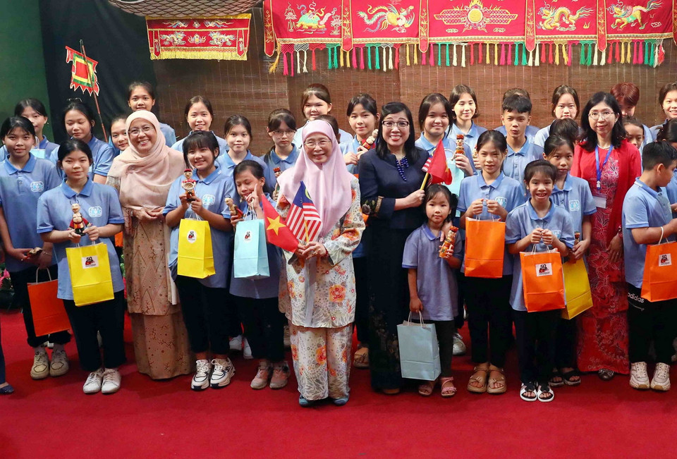 Phu nhân Thủ tướng Việt Nam Lê Thị Bích Trân và Phu nhân Thủ tướng Malaysia Dato' Seri Dr. Wan Azizah binti Dr. Wan Ismail với các em nhỏ có hoàn cảnh khó khăn. (Ảnh: Phạm Kiên/TTXVN)