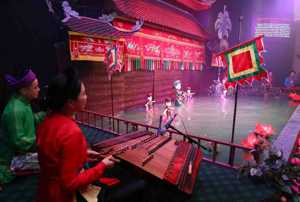 Múa rối nước là một đặc sản của văn hóa Việt, được sinh ra và lớn lên từ môi trường nước và đôi bàn tay khéo léo cùng sự sáng tạo tài tình của những người nghệ sỹ-nông dân. (Ảnh: Phạm Kiên/TTXVN)