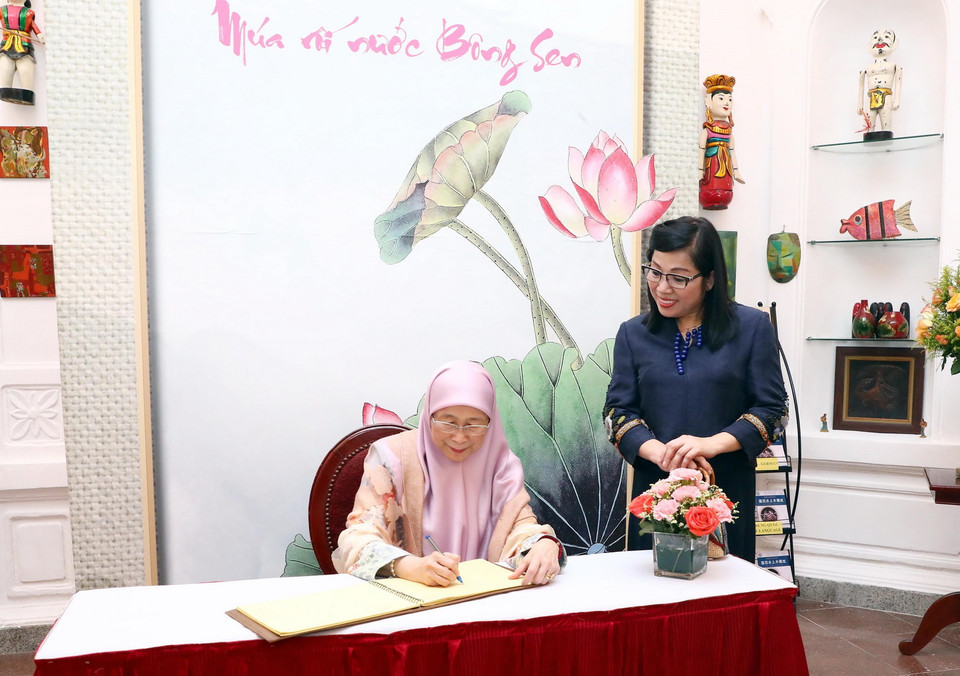 Phu nhân Thủ tướng Malaysia Dato' Seri Dr. Wan Azizah binti Dr. Wan Ismail ghi sổ lưu niệm tại Nhà hát nghệ thuật đương đại Việt Nam, Trung tâm múa rối nước Bông Sen, 16 Lê Thái Tổ, Hà Nội. (Ảnh: Phạm Kiên/TTXVN)