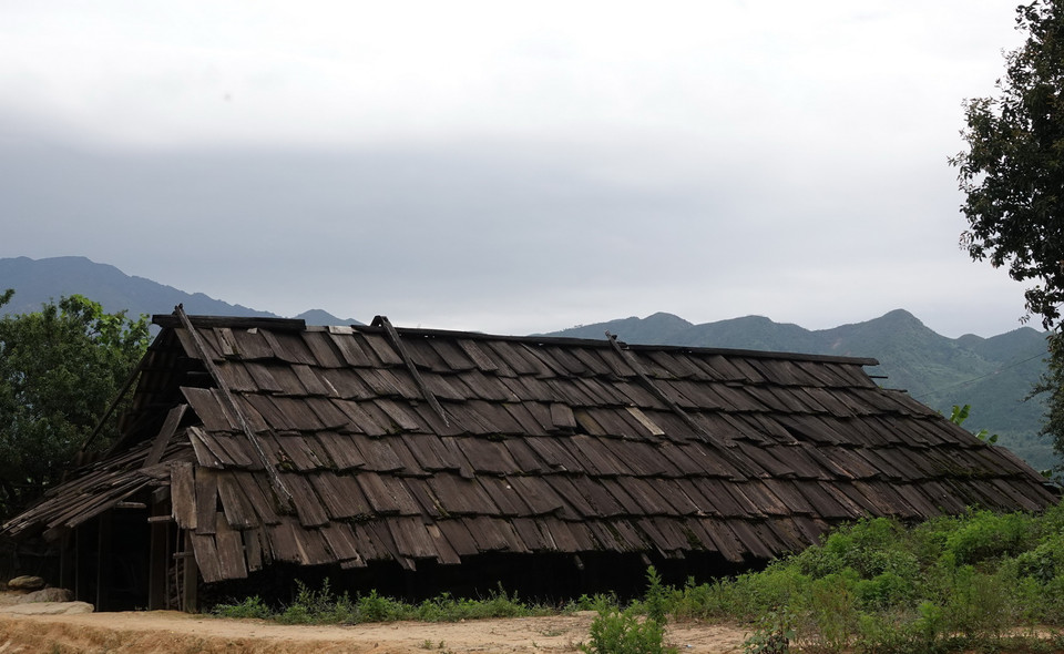  Phần lớn khung nhà ở của người Mông được làm bằng những cây tre già và cây gỗ tốt có độ cứng, chịu được sâu mọt, không bị mục nhanh. (Ảnh: Tuấn Anh/TTXVN) 