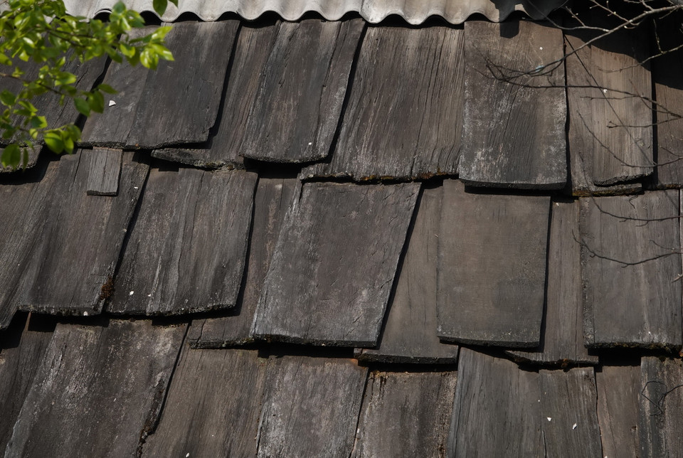 Mỗi tấm gỗ lợp mái thường có chiều dài 1,1m, rộng từ 20-50cm và có độ dày khoảng 2-4cm. (Ảnh: Tuấn Anh/TTXVN)