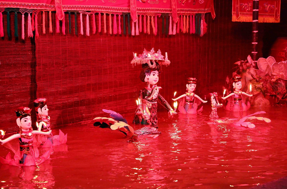 Múa rối nước là một đặc sản của văn hóa Việt, được sinh ra và lớn lên từ môi trường nước và đôi bàn tay khéo léo cùng sự sáng tạo tài tình của những người nghệ sỹ-nông dân. (Ảnh: Phạm Kiên/TTXVN)