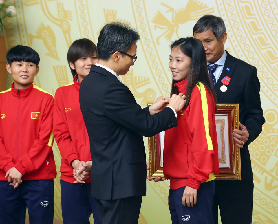  Phó Thủ tướng Vũ Đức Đam gắn Huân chương Lao động hạng Nhì, hạng Ba cho các cầu thủ Đội tuyển Bóng đá Nữ Việt Nam có thành tích xuất sắc. (Ảnh: Phạm Kiên/TTXVN)
